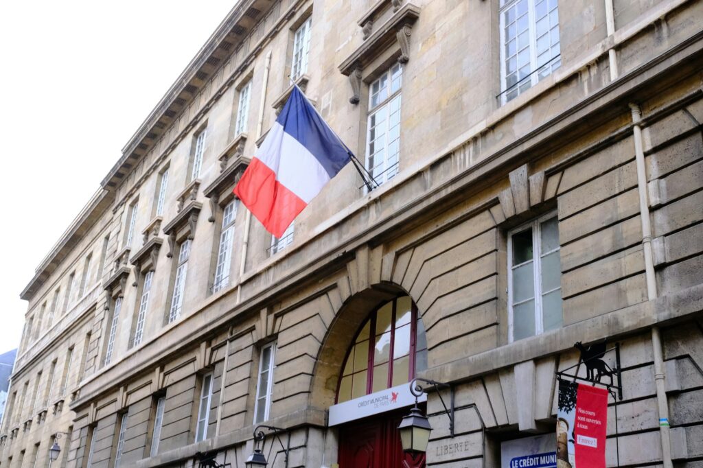 Drapeau français sur la façade d’un bâtiment public