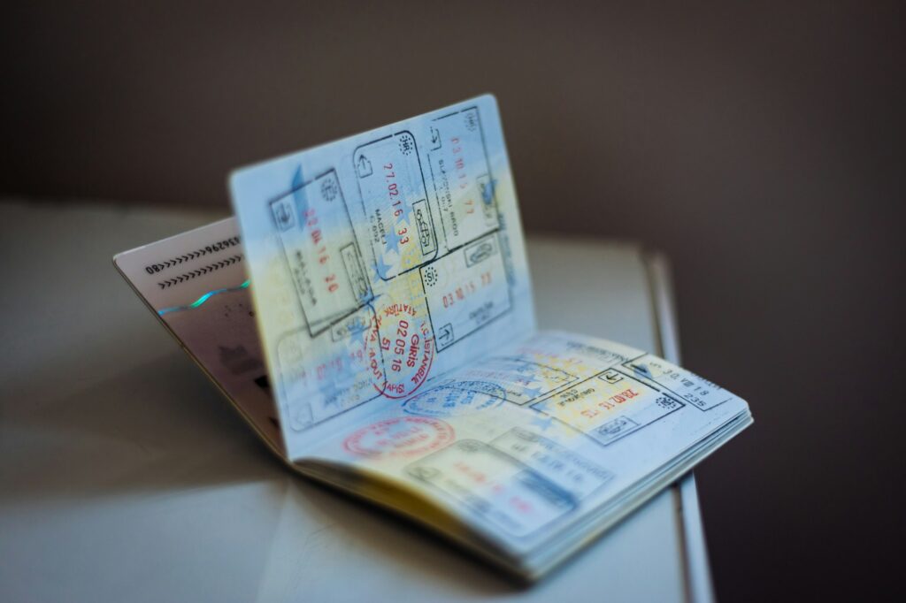 Passeport ouvert avec tampons de visa